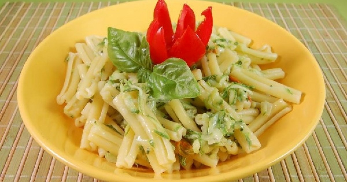 Pasta con zucchine e fiori di zucca