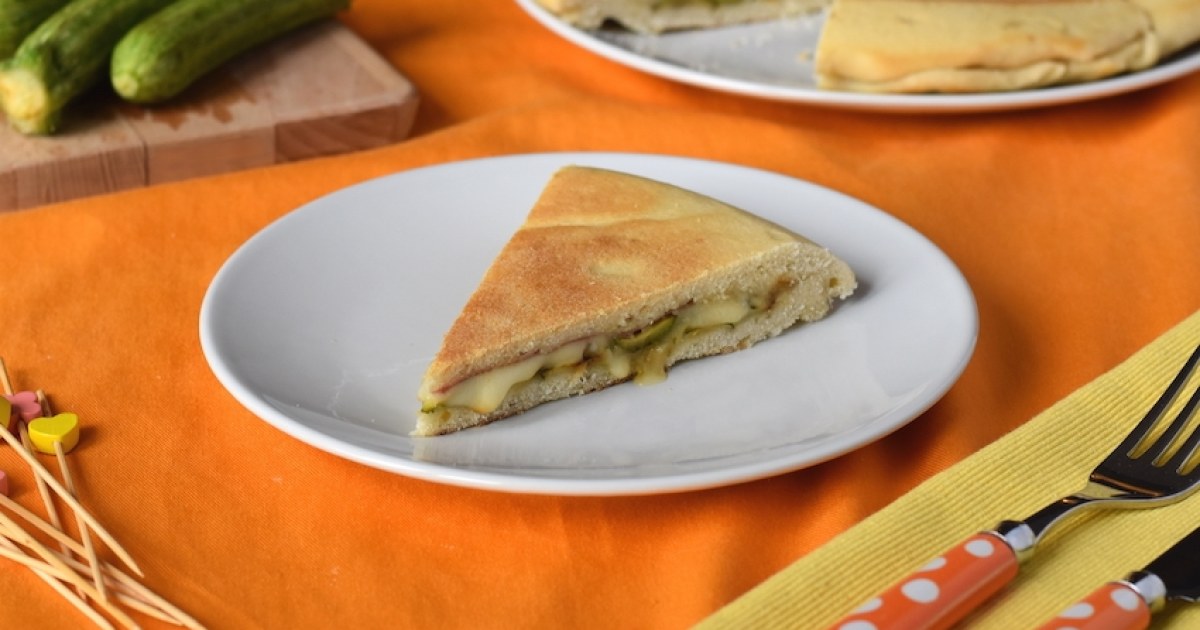 Schiacciata con prosciutto e zucchine in padella