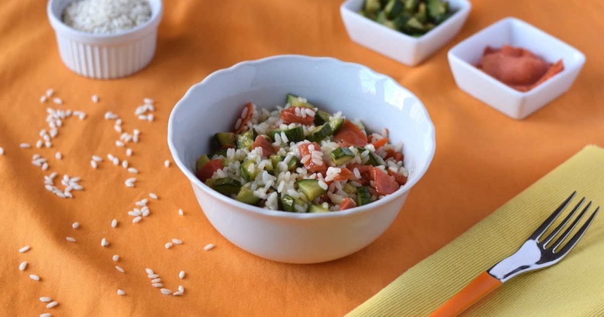 Insalata di riso con salmone e zucchine