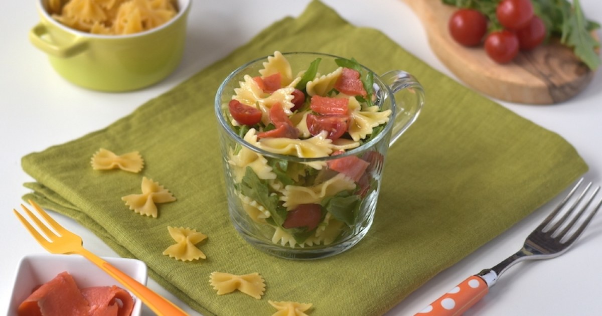 Pasta fredda con salmone e rucola