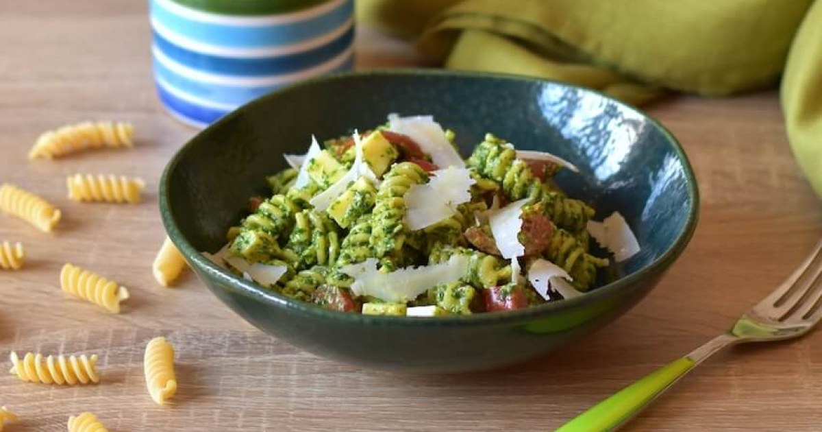 Pasta con pesto di rucola con pomodori e formaggio