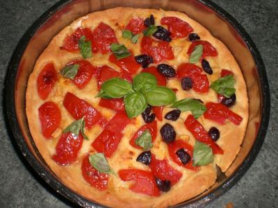 Pizza con pomodoro fresco e olive