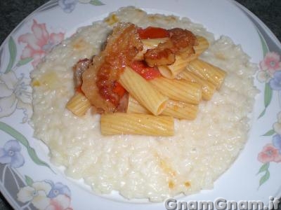 Pasta all’amatriciana su risotto alla parmigiana