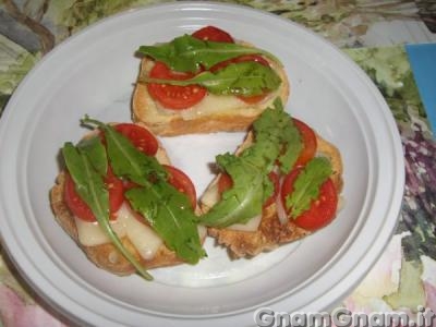 Bruschette con asiago, pomodorini e rucola