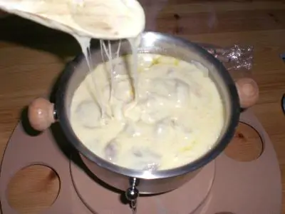 Fonduta di formaggio con salsicce