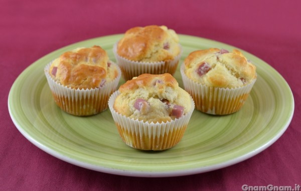 Muffin salati al prosciutto e formaggio