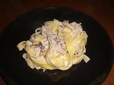 Tagliatelle salsiccia e funghi