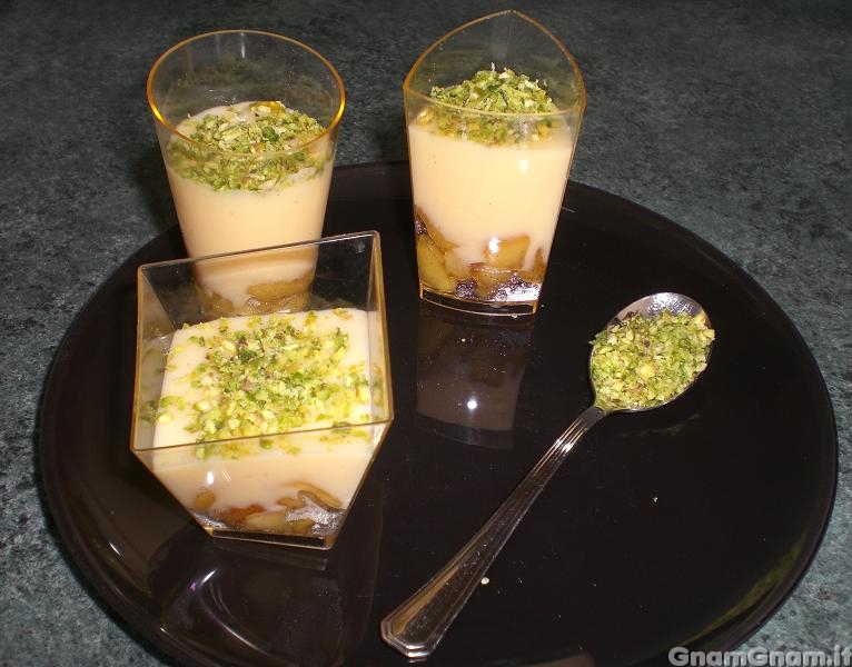 Dolce al cucchiaio con mele e pistacchi