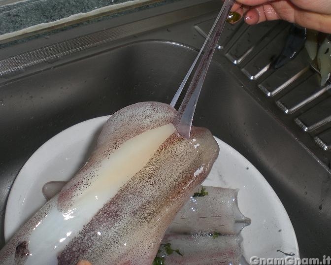 Как почистить кальмаров замороженных от пленки быстро. Инструмент для чистки кальмара. Очистить кальмары быстро от пленки.