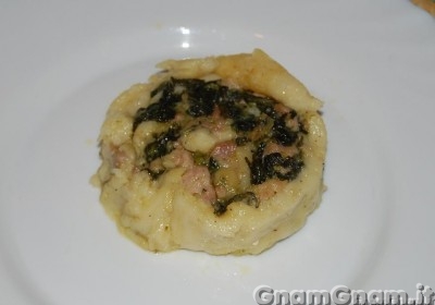 Rotolo di patate con salsicce, friarielli e brie