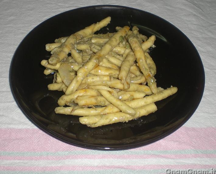 Pasta con fave e cipolla