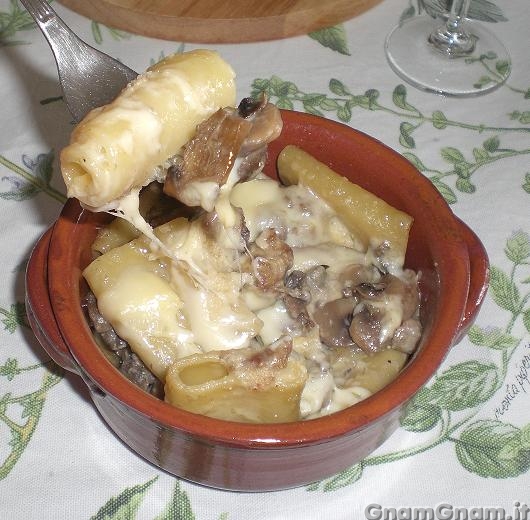 Paccheri con salsiccia, funghi e fontina