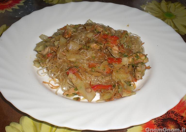 Spaghetti di soia con pollo e verdure