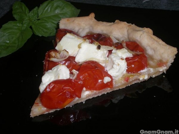 Crostata rustica con pomodorini, feta e cipolle