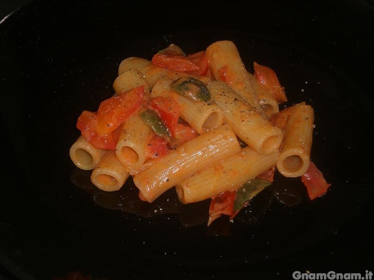 Pasta con peperoni e stracchino