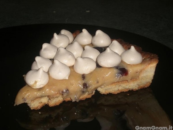 Crostata con crema, amarene e meringhe