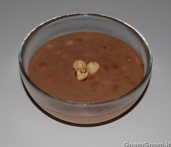 Mousse al cioccolato al latte e nocciole