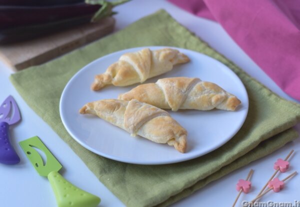 Cornetti salati con melanzane e feta