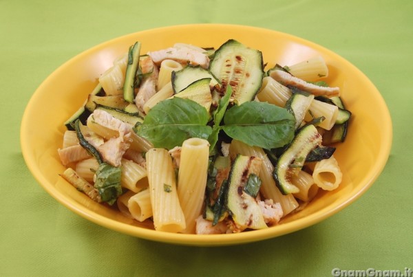 Insalata di pasta con pollo e zucchine