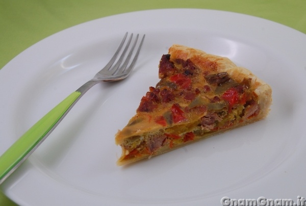 Torta salata peperoni e salsicce