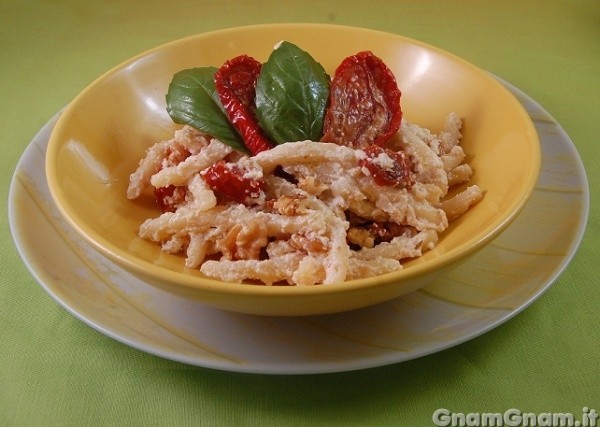 Pasta con pomodori secchi ricotta e noci