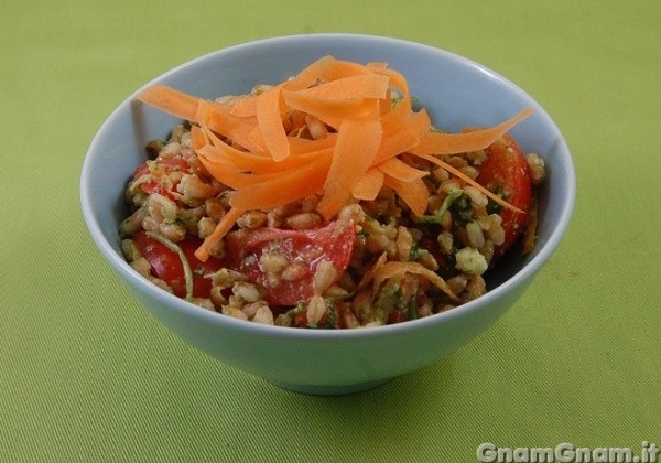 Insalata di farro con pesto di rucola