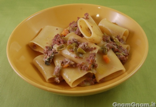 Paccheri con peperoncini verdi alla bolognese