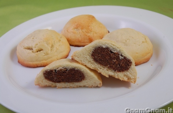 Biscotti ripieni alle nocciole