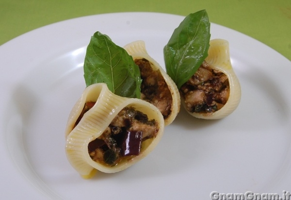 Conchiglioni con pesce spada e crema di melanzane