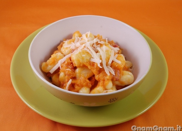 Gnocchi con zucca e salsicce