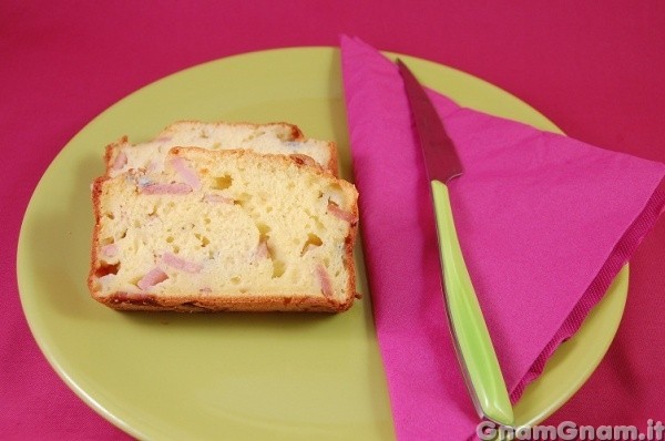 Plumcake salato con prosciutto e gorgonzola