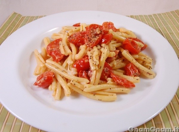 Pasta con pomodorini al forno e stracchino