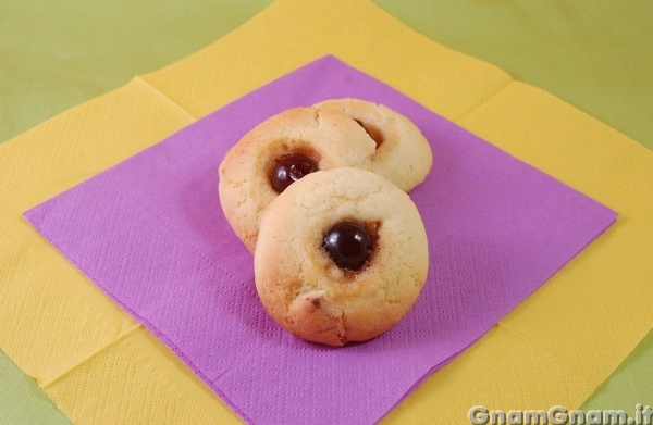 Biscotti al cioccolato bianco e amarena