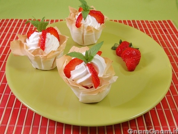 Cestini con crema chantilly e fragole