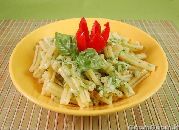 Pasta con zucchine e fiori di zucca