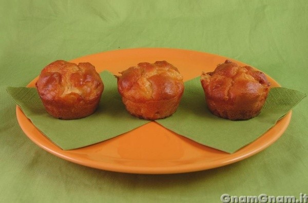 Muffin salati salame e formaggio