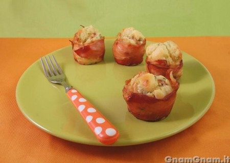 Muffin salati con zucchine e speck