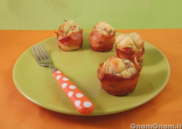 Muffin salati con zucchine e speck