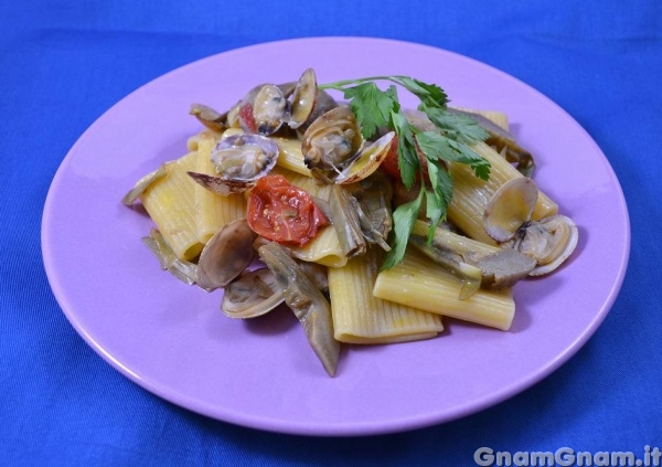 Paccheri con carciofi e vongole