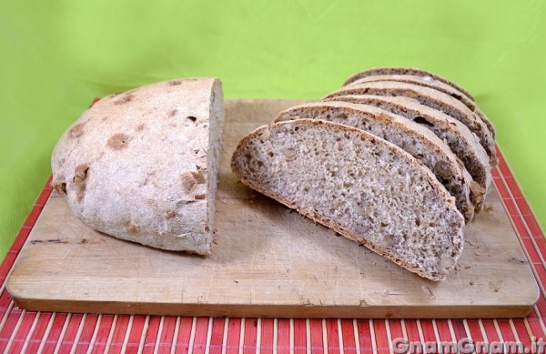 Pane integrale alle noci