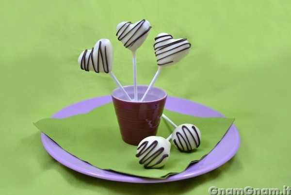 Red velvet cake pops