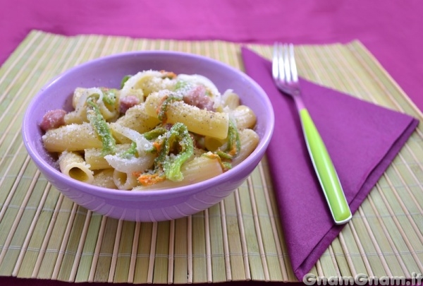 Pasta con fiori di zucca e pancetta