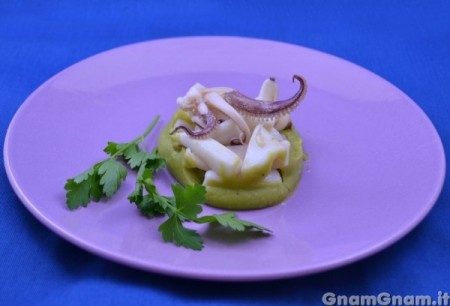 Calamari su crema di patate e piselli