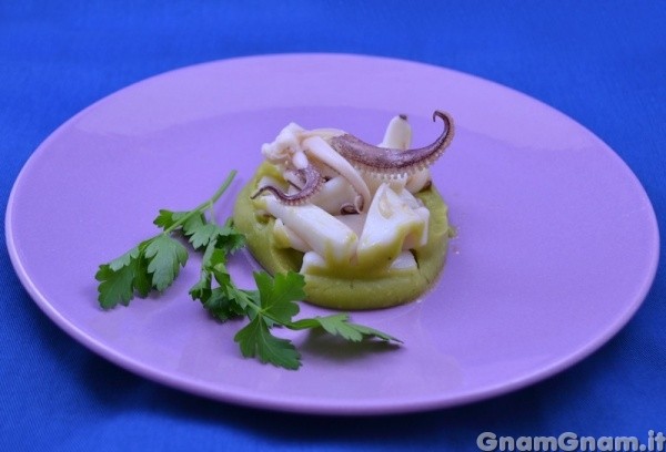 Calamari su crema di patate e piselli