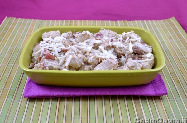 Gnocchi con crema di noci e speck