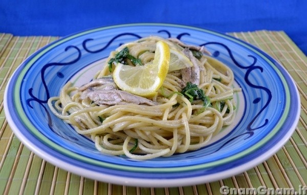 Spaghetti con alici rucola e limone