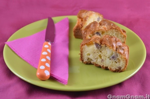 Ciambella con salsicce e formaggio