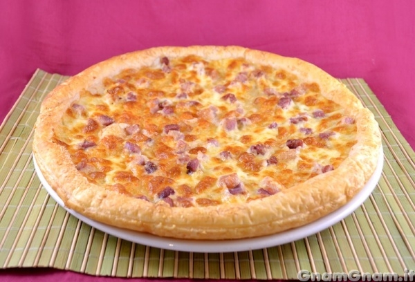 Pizza di sfoglia con pancetta e formaggio