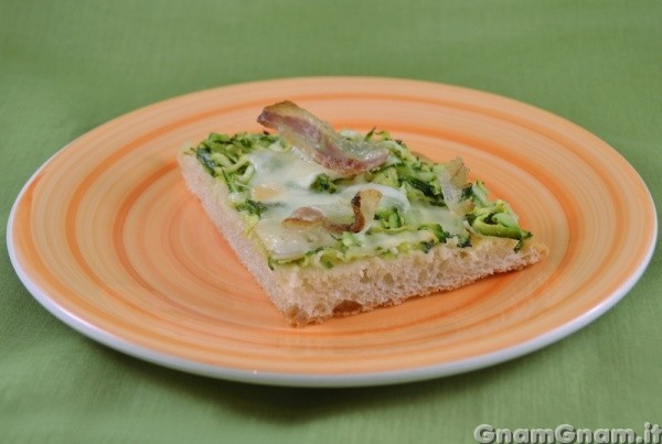 Pizza con zucchine e guanciale