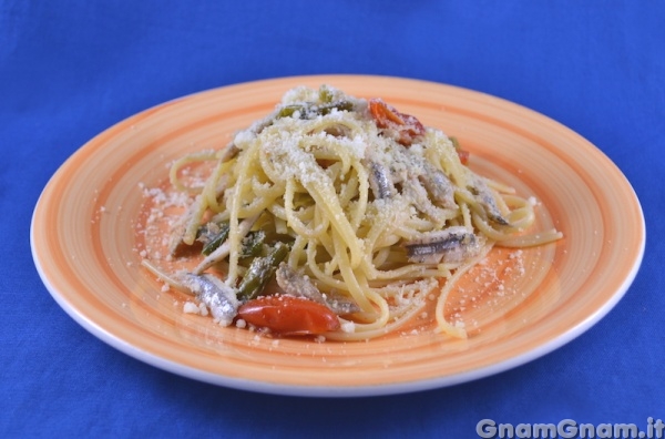 Pasta con alici e peperoncini verdi